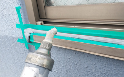 外壁と配管の隙間の写真