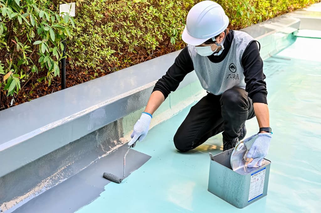 防水工事を行う職人の画像