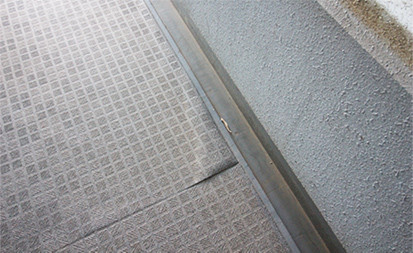 古いシートの撤去・ケレン清掃