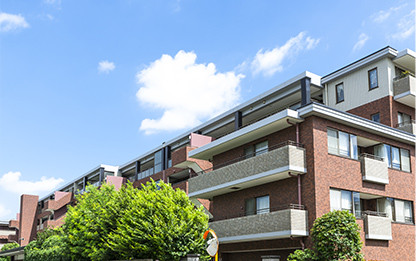 青空と美しいマンションの写真