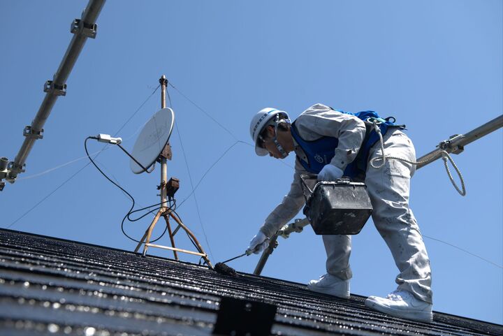 漏水塗装工事を行う職人の写真