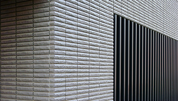 漏水塗装工事を行う職人の写真