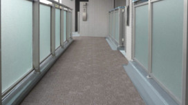 マンションの廊下に敷かれた長尺シートの写真