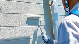 外壁塗装工事を行う職人の写真