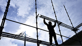 足場を組む職人の写真