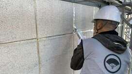 シーリング工事を行う職人の写真