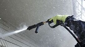 高圧洗浄機を使用した洗浄工事の様子