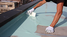 防水工事を行う職人の写真